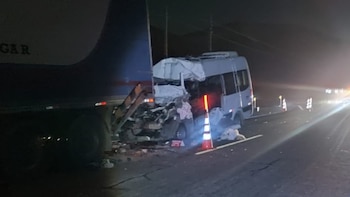 Violento choque entre miniván y