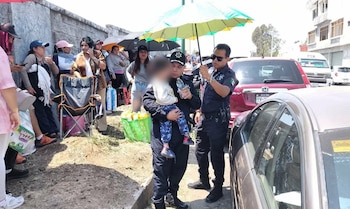 El niño fue rescatado oportunamente al darse cuenta que cooría peligro debido al intenso calor, los oficiales le dieron agua para estabilizarlo Foto: SSC Michoacán