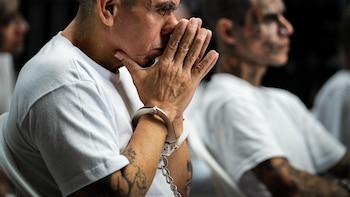 “Ordenaron lanzar una granada en el penal”: Fiscalía expone caso de la MS-13 durante la audiencia contra 485 cabecillas en El Salvador
