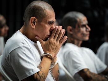 El Centro de Confinamiento del Terrorismo (CECOT) en El Salvador alberga a los principales jefes de la MS-13, quienes esperan la sentencia final bajo estrictas medidas de seguridad (Cortesía Secretaría de Prensa).