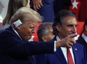 Frente a Donald Trump, en