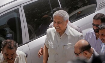 FOTO DE ARCHIVO: El científico nuclear paquistaní Abdul Qadeer Khan (C), flanqueado por personal de seguridad, 8 de mayo de 2011. REUTERS / Athar Hussain / Foto de archivo