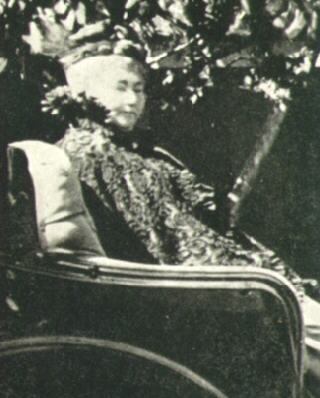 El número trece se repite en cúpulas, vitrales y candelabros de la mansión Winchester, reflejando patrones numéricos intencionados por Sarah Winchester (Wikimedia)