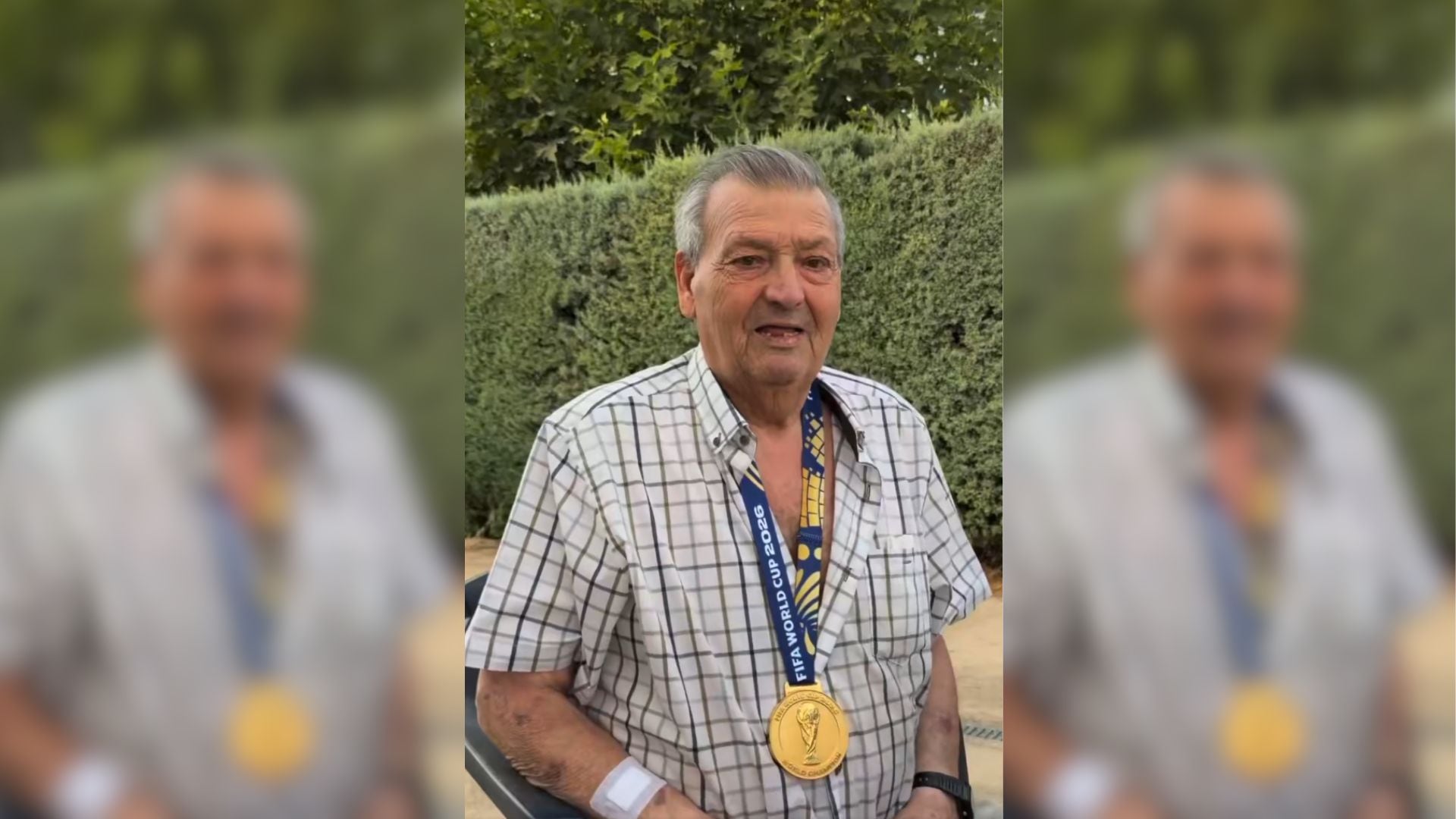 Pedro Porro entrega a su abuelo la medalla de oro del Mundial y cumple su promesa familiar: “Es un orgullo esto”