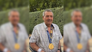 Pedro Porro entrega a su abuelo la medalla de oro del Mundial y cumple su promesa familiar: “Es un orgullo esto”