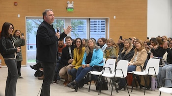 Laura Vélez, y los maestros que participan de la formación en Matemática: “Queremos que se lleven ideas concretas que puedan incorporar en el aula”