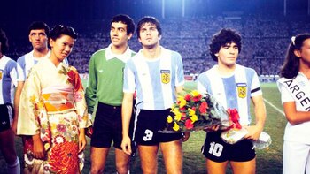 Junto a Maradona en el