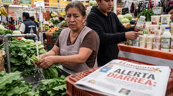 Uma mulher lava legumes num mercado com água da torneira. Um jovem segurando uma garrafa de probióticos ao lado de um laticínio. Um jornal publicou a manchete “REUNINDO HABILIDADES”.