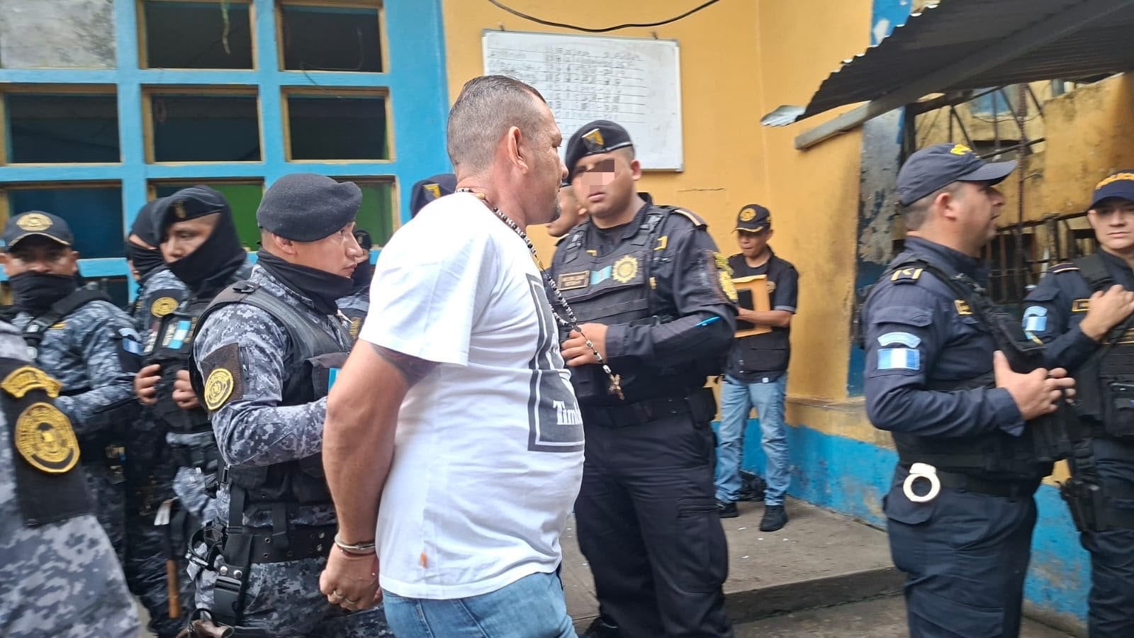 Las autoridades trasladaron a 34 líderes de organizaciones criminales a granjas penales durante la primera fase del operativo en Puerto Barrios. (Sistema Penitenciario)