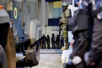 La crisis generada por la irrupción de la Policía ecuatoriana en la embajada de México es una clara violación de la convención de Viena, según el presidente Petro - crédito Karen Toro/Reuters