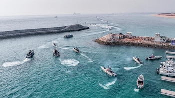 Fuerzas navales de la Guardia Revolucionaria iraní en la isla Abu Musa, disputada con Emiratos, en agosto de 2023. La isla es clave en el control del estrecho de Ormuz. (IRGC/WANA vía Reuters)