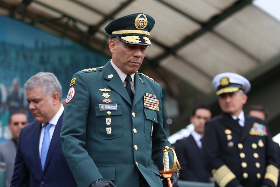 El general (r) Eduardo Zapateiro habría acosado sexualmente a al menos dos subalternas, a las que les solicitó fotos, les hizo llamadas en la noche y les hizo comentarios sobre su físico - crédito Álvaro Tavera/Colprensa