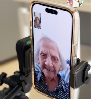 La rutina de Hilda y Teresa se sostiene con un gesto sencillo: una llamada telefónica cada mañana. Foto retomada de captura de video de redes sociales.