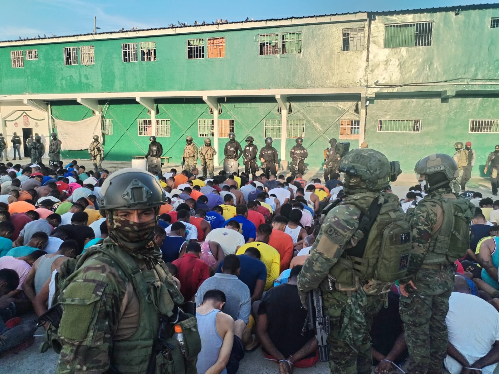 Agentes de la Policía y el Ejército mientras intervienen una cárcel en Esmeraldas (Ecuador) (EFE/Cortesía Fuerzas Armadas de Ecuador/Archivo)