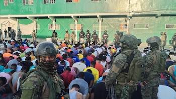 Detuvieron a dos de los seis presos fugados de una cárcel de Ecuador tras perforar una celda