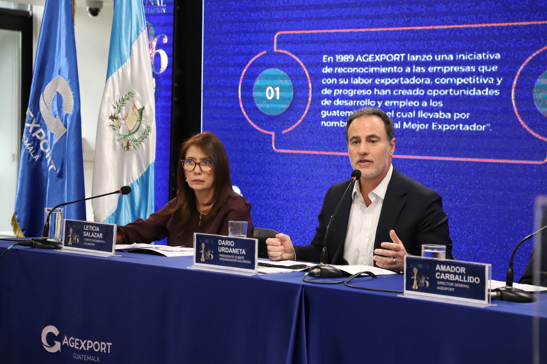 Un grupo de representantes empresariales posa frente al panel oficial del Galardón Nacional a la Exportación en un salón corporativo. (Agexport Hoy)