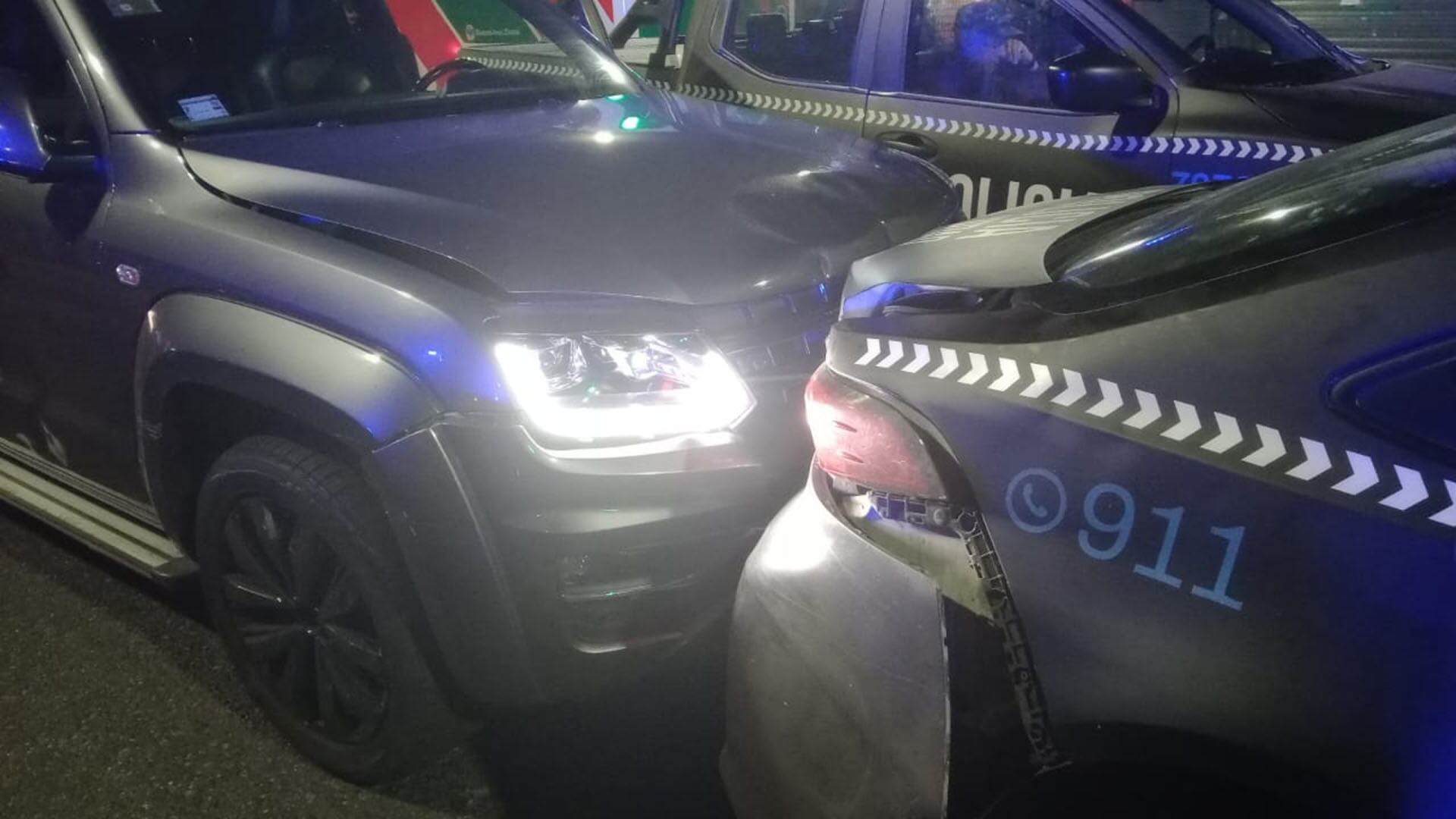 Tres patrulleros interceptaron a la camioneta Volkswagen Amarok, la cual terminó colisionando contra la parte trasera de uno de los móviles policiales.