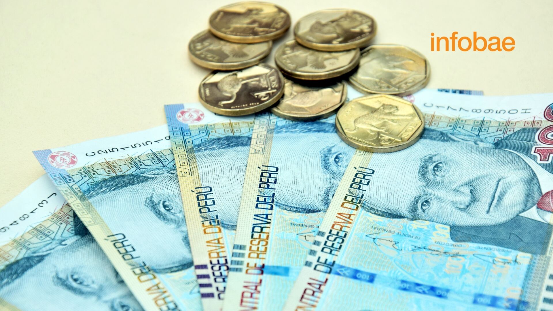 Trabajadores peruanos vieron el un nuevo salario mínimo a partir del 1 de enero de 2025. - Crédito Composición Infobae