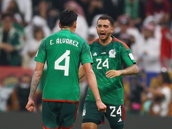 O retorno de Luis Chávez oferece esperança ao El Tri diante das lesões de Edson Álvarez e Marcel Ruiz antes da Copa do Mundo de 2026. REUTERS/Kai Pfaffenbach