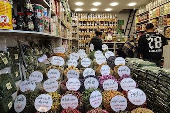 Personas compran en el Bazar