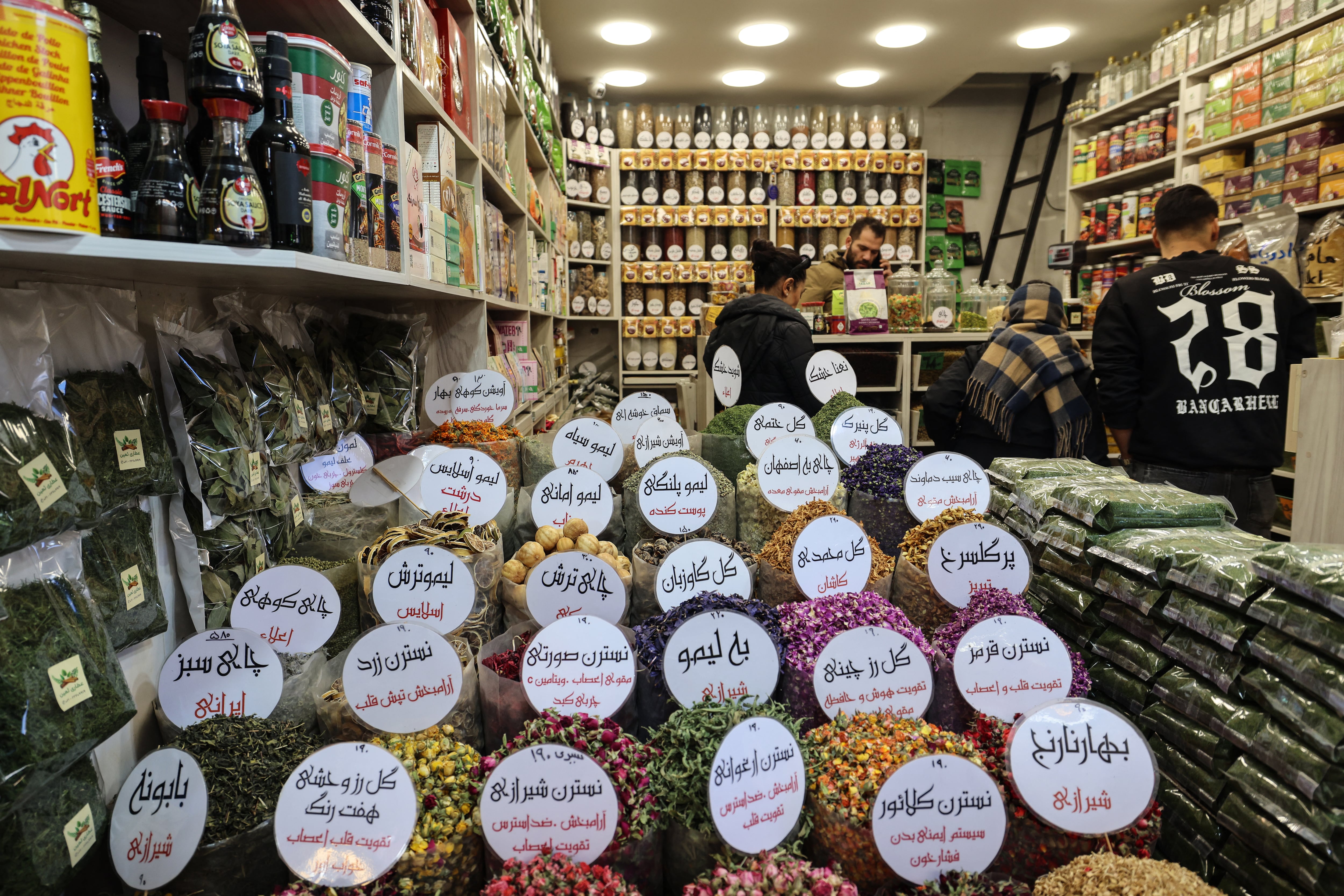 Personas compran en el Bazar de Tajrish en Teherán, el 29 de diciembre de 2025. Comerciantes cerraron sus tiendas por segundo día consecutivo para protestar contra la caída récord del rial (Foto de ATTA KENARE / AFP)
