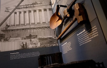 En la cripta, que abre al público el 25 de junio, se pueden ver fotografías y objetos relacionados con la construcción del Monumento a Lincoln (Tyler M. Andrews/The Washington Post)