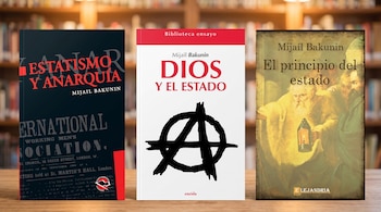 Tres libros de Mijaíl Bakunin: "Estatismo y Anarquía", "Dios y el Estado" con símbolo anarquista, y "El principio del estado", en una mesa con biblioteca desenfocada.