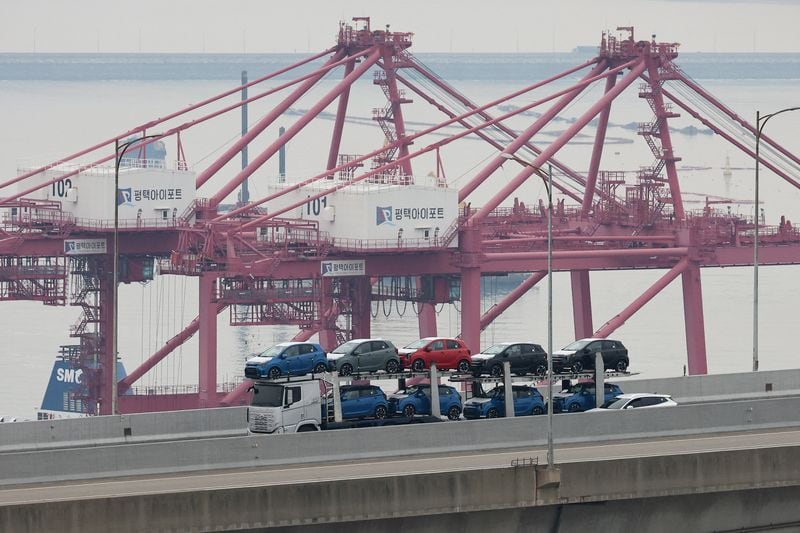 Un camióntransporta vehículos producidos por el fabricante de automóviles de Corea del Sur, Kia Motors, una empresa hermana del mayor fabricante de automóviles de Corea del Sur, Hyundai Motors, cerca del puerto de Pyeongtaek en Pyeongtaek, Corea del Sur, el 2 de abril de 2025 (REUTERS/Kim Hong-Ji)