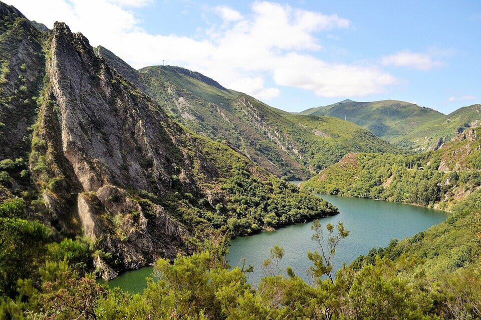 El río Narcea es el segundo río más largo en extensión de Asturias. Atrae cada año a pescadores. (Wikimedia/Hibiscus7)