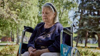 Svetlana disfruta del sol fuera