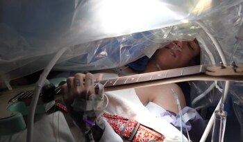 Nolen tocando la guitarra durante