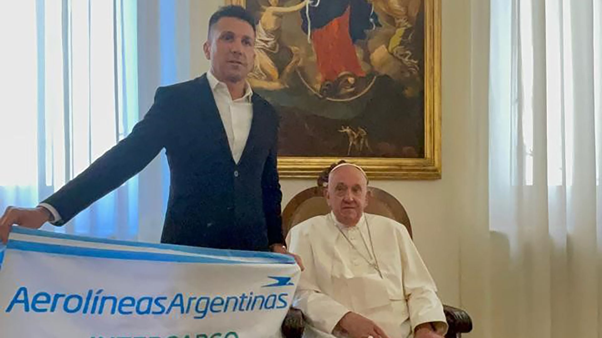 Juan Pablo Brey, líder de Aeronavegantes, con el Papa Francisco y la bandera de Aerolíneas