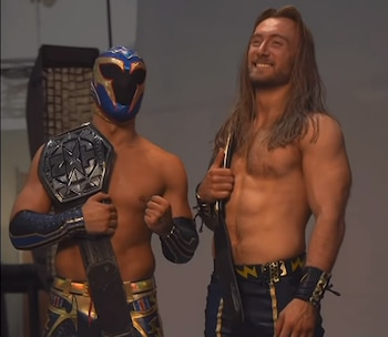 Axiom (izquierda) y Nathan Frazer (derecha) con el cinturón de campeones (@wwenxt)