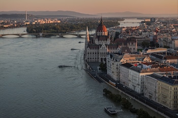 La sequía redujo el caudal del Danubio a niveles mínimos históricos, muy por debajo de los valores habituales que caracterizan al segundo río más largo de Europa (REUTERS)