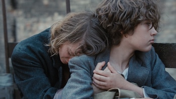 La película sobre la supervivencia de un niño judío en un burdel en Ucrania durante la Segunda Guerra Mundial: “Una historia de tinieblas, pero con fe y esperanza”