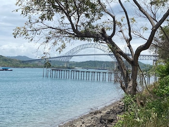 El Puente de las Américas permanece sin circulación mientras autoridades evalúan la seguridad estructural tras la explosión registrada debajo de la vía. Alex Hernández