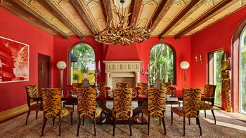 Una imponente y majestuosa mesa