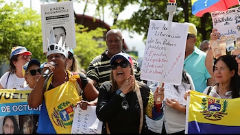 Manifestantes en Caracas solicitaron a la embajada de EEUU intervenir por la liberación de los presos políticos y elecciones libres