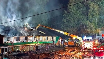 Un impactante incendio destruyó un ex motel en Villa La Angostura: decenas de familias se tuvieron que autoevacuar