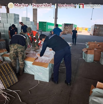 Aseguran autoridades casi 10 millones de cigarros apócrifos en Michoacán: el cargamento procedía de Asia. Crédito: Marina