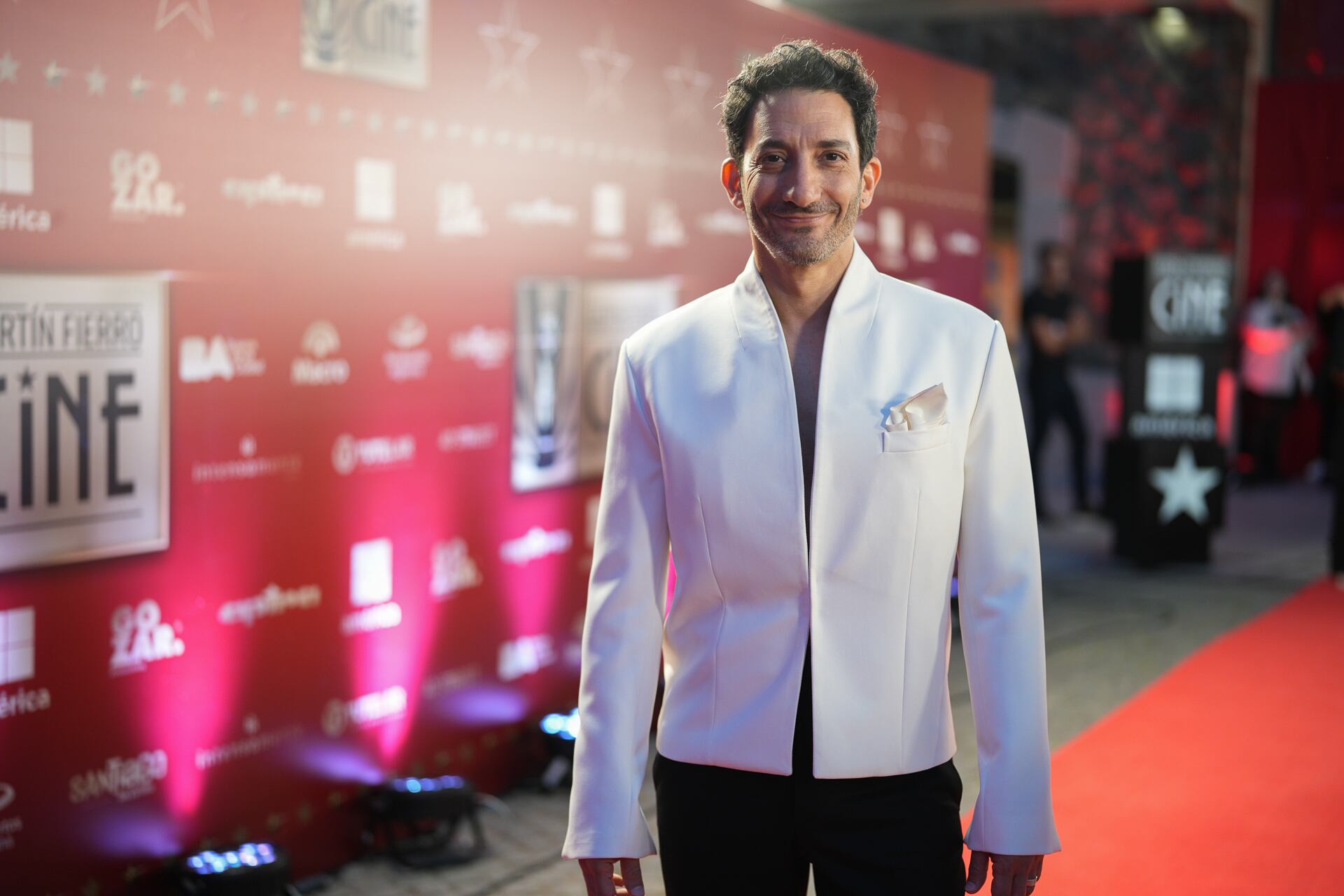 El actor Juan Minujín combinó un look