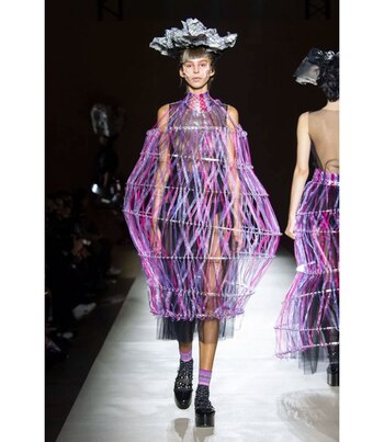 Juana desfilando para el diseñador