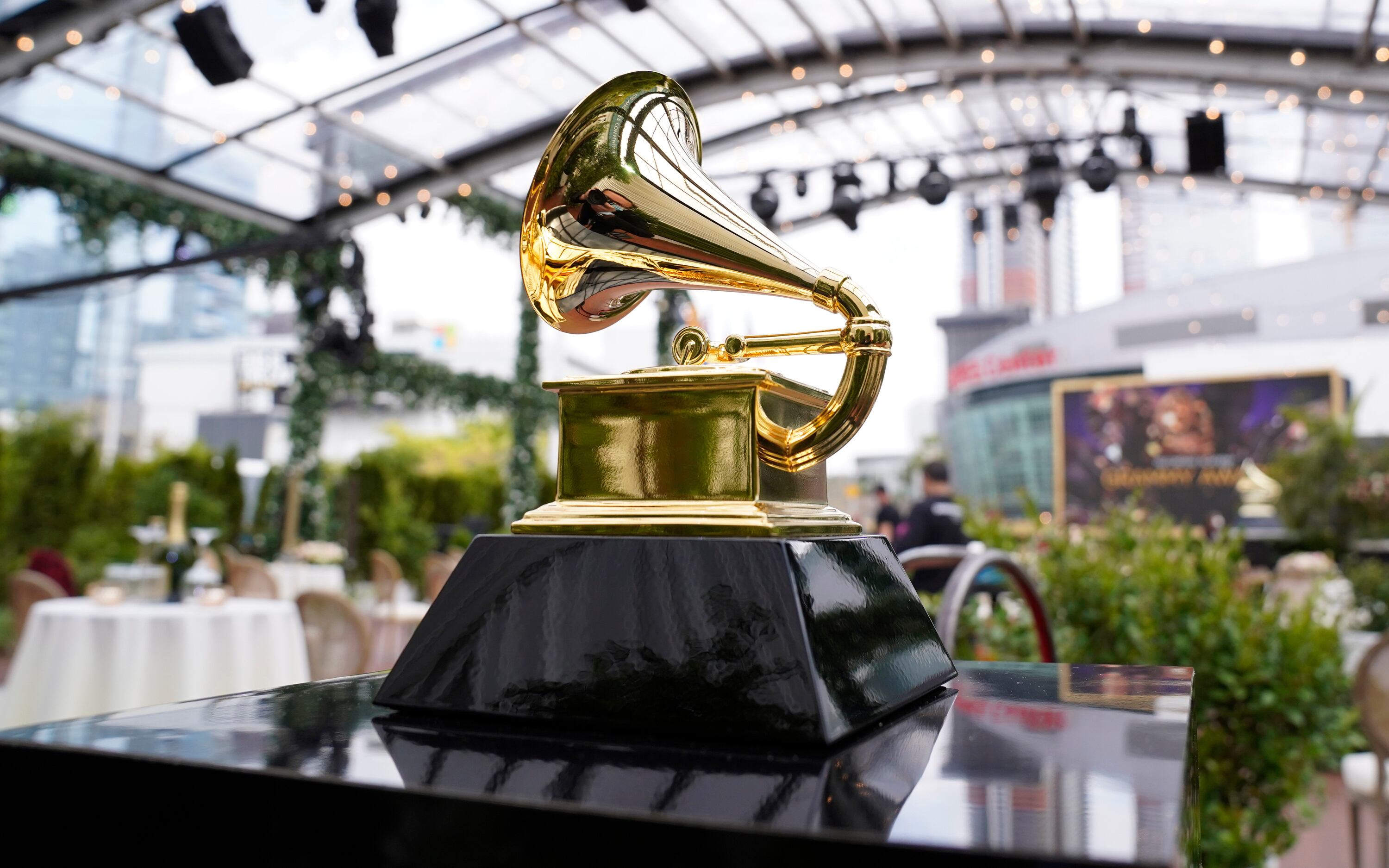 ARCHIVO - Un premio Grammy decorativo se exhibe antes del inicio de la 63.ª entrega anual de los premios Grammy en Los Ángeles el 14 de marzo de 2021. (Foto AP/Chris Pizzello, archivo)