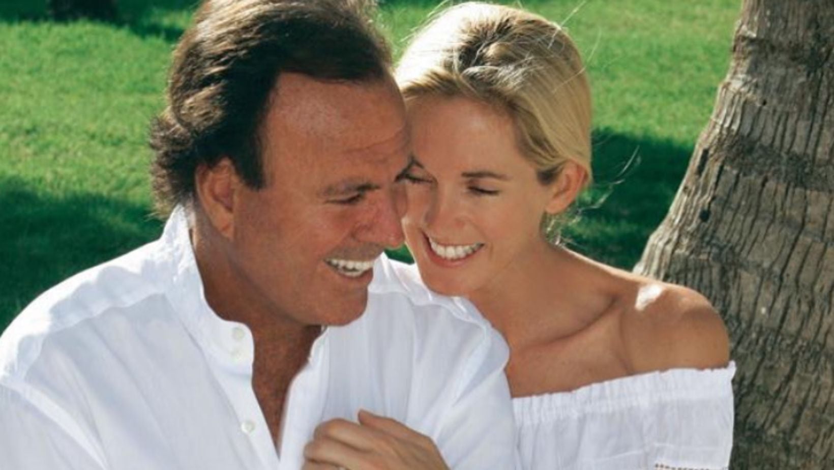 Julio Iglesias y Miranda Rijnsburger en una imagen de redes sociales (Instagram / @julioiglesias)