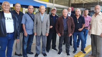 Entre los asistentes varios oficiales,