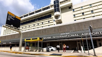 Un avión de carga se incendia tras salirse de la pista durante un aterrizaje en Miami