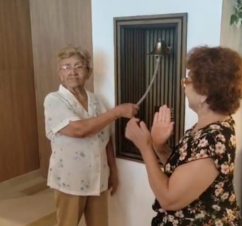 Una paciente recuperada toca la Campana de la Victoria en el Hospital de Cancerología administrado por el Instituto Oncológico Nacional en la Ciudad de la Salud. (ION-CIDELAS)