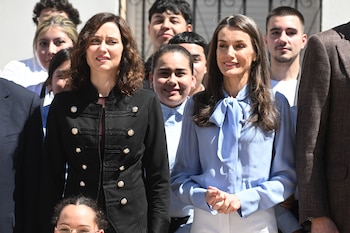 Isabel Díaz Ayuso y la reina Letizia en Entrevías (Europa Press)