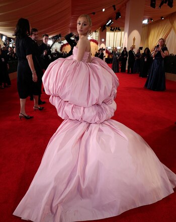 Ariana Grande y un paso