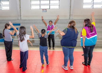 Niños y adolescentes participan en